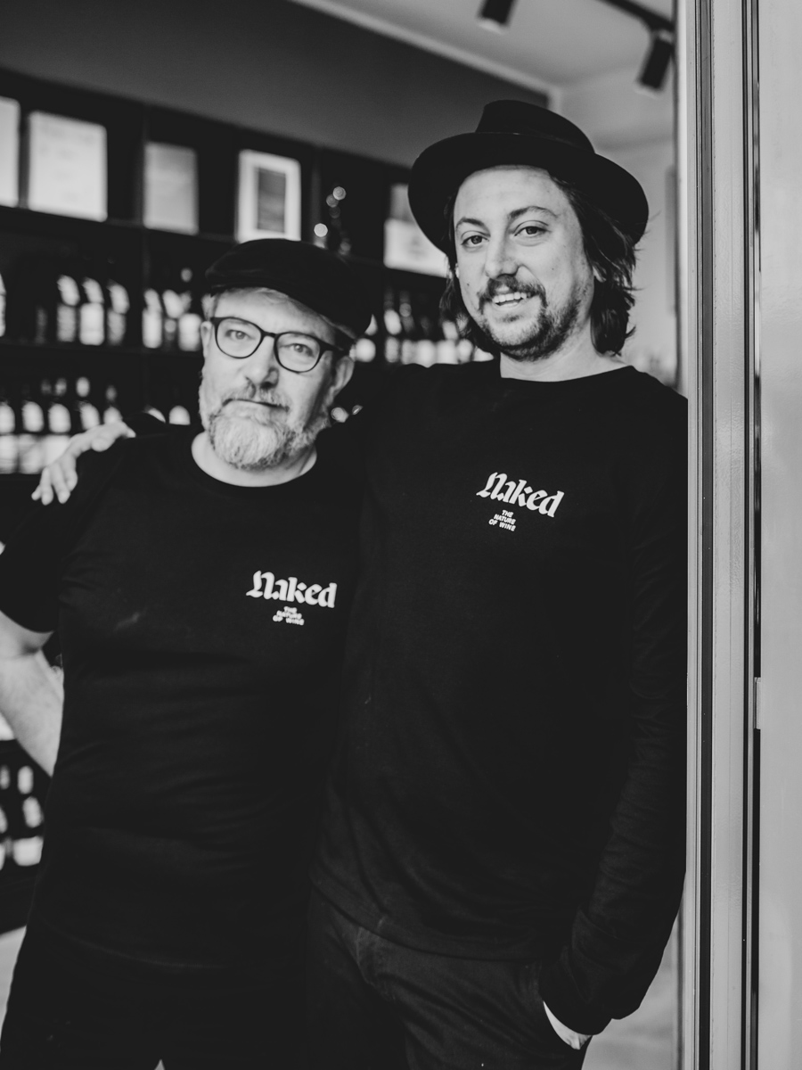 naked_weinmesse-team_eingang_bw-3